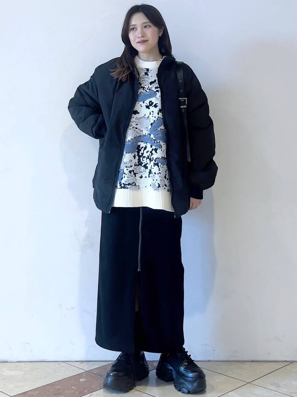 「モード、女子ウケ、着痩せ・細見え、骨格ストレート、個性派、韓国系、メンズライク、ストリート、カジュアル、PAGEBOY、冬コーデ、冬アウター、アウター、MA-1、ブルゾン」｜「PAGEBOYのレースアップソックスブーツ（ブーツ、ブラック系）」を使った、misao1130さん（レディース・161cm）の冬コーディネートの5枚目の写真