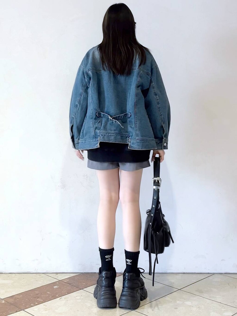 「モード、女子ウケ、着痩せ・細見え、骨格ストレート、個性派、韓国系、メンズライク、ストリート、カジュアル、PAGEBOY、デニムジャケット、スウェット、春コーデ、春アウター」｜「PAGEBOYのプラットチャンキースニーカー（スニーカー、ブラック系）」を使った、misao1130さん（レディース・161cm）の冬コーディネートの7枚目の写真