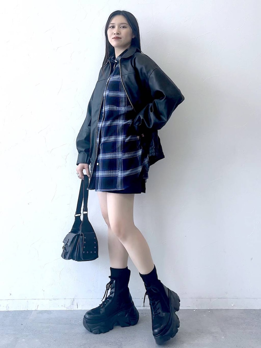 「モード、女子ウケ、着痩せ・細見え、骨格ストレート、個性派、韓国系、メンズライク、ストリート、カジュアル、PAGEBOY、シャツ、レザー、ジャケット、アウター、ブルゾン」｜「PAGEBOYのレースアップソックスブーツ（ブーツ、ブラック系）」を使った、misao1130さん（レディース・161cm）の夏コーディネートの6枚目の写真