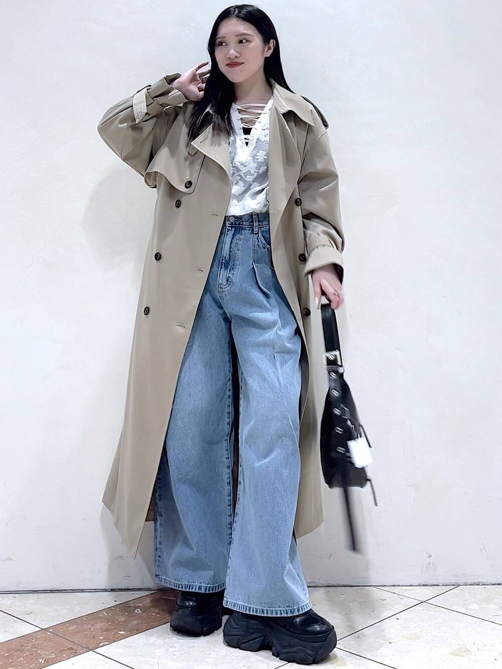 「女子ウケ、着痩せ・細見え、骨格ストレート、個性派、韓国系、メンズライク、ストリート、カジュアル、PAGEBOY、デニムパンツ、トレンチコート、春コーデ、春アウター、ブラウス、おでかけ」｜「PAGEBOYのプラットチャンキースニーカー（スニーカー、ブラック系）」を使った、misao1130さん（レディース・161cm）の春コーディネートの4枚目の写真