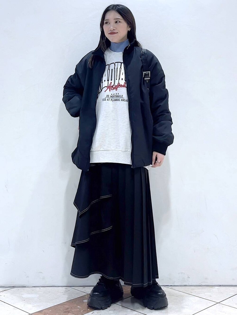 「おでかけ、モード、女子ウケ、着痩せ・細見え、骨格ストレート、個性派、韓国系、メンズライク、ストリート、カジュアル、PAGEBOY、スカート、冬コーデ、冬アウター、アウター」|「PAGEBOYのバイカラースリーブハイネックニット(ニット/セーター、ブルー系)」を使った、misao1130さん(レディース・161cm)の冬コーディネートの4枚目の写真