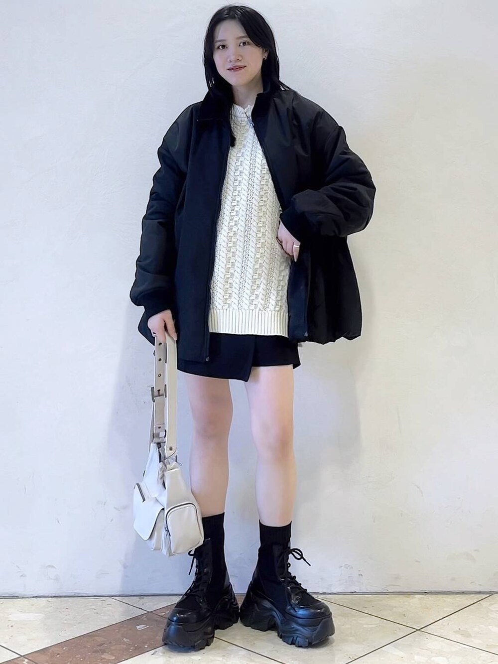 「モード、女子ウケ、着痩せ・細見え、骨格ストレート、個性派、韓国系、メンズライク、ストリート、カジュアル、PAGEBOY、ショートパンツ、アウター、冬コーデ、冬アウター、ニット」｜「PAGEBOYのレースアップソックスブーツ（ブーツ、ブラック系）」を使った、misao1130さん（レディース・161cm）の冬コーディネートの6枚目の写真