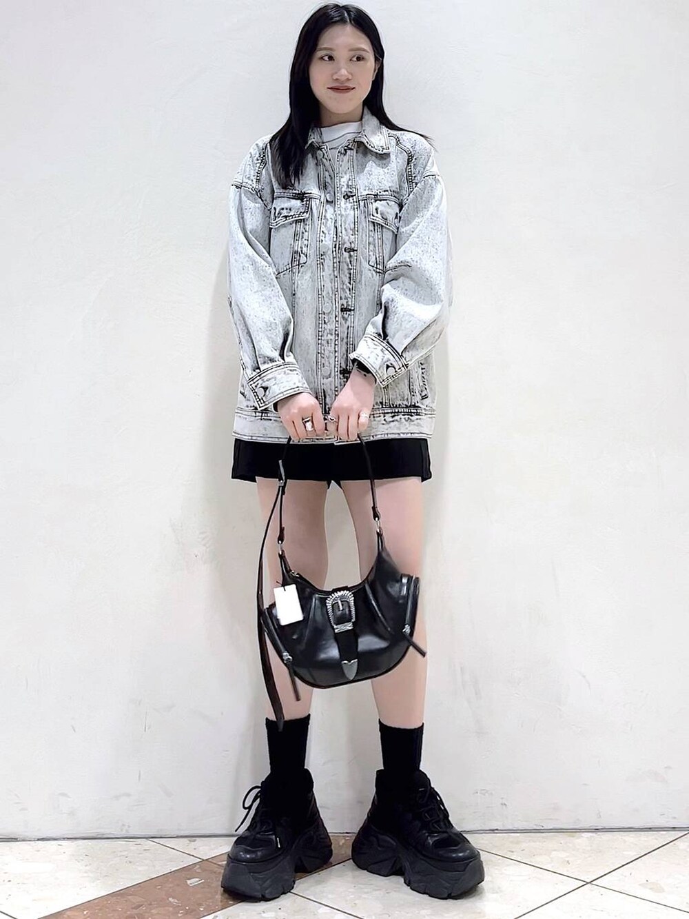 「PAGEBOY、モード、女子ウケ、着痩せ・細見え、骨格ストレート、個性派、韓国系、メンズライク、ストリート、カジュアル、ショートパンツ、デニムジャケット、春コーデ、春アウター、Tシャツ」｜「PAGEBOYのプラットチャンキースニーカー（スニーカー、ブラック系）」を使った、misao1130さん（レディース・161cm）の春コーディネートの3枚目の写真