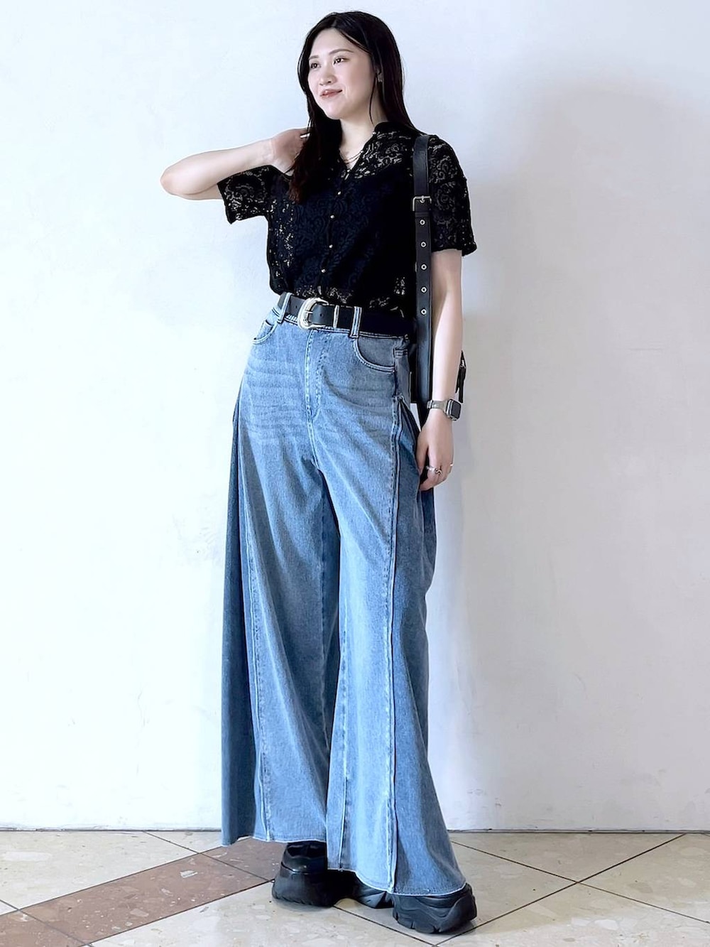 「スニーカー、骨格ストレート、個性派、韓国系、メンズライク、ストリート、カジュアル、PAGEBOY、デニムパンツ、夏コーデ、モード、女子ウケ、着痩せ・細見え」｜「PAGEBOYのプラットチャンキースニーカー（スニーカー、ブラック系）」を使った、misao1130さん（レディース・161cm）の春コーディネートの3枚目の写真