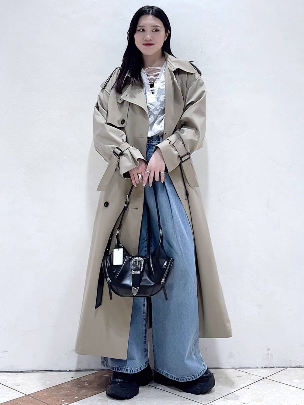 「女子ウケ、着痩せ・細見え、骨格ストレート、個性派、韓国系、メンズライク、ストリート、カジュアル、PAGEBOY、デニムパンツ、トレンチコート、春コーデ、春アウター、ブラウス、おでかけ」｜「PAGEBOYのプラットチャンキースニーカー（スニーカー、ブラック系）」を使った、misao1130さん（レディース・161cm）の春コーディネートの3枚目の写真
