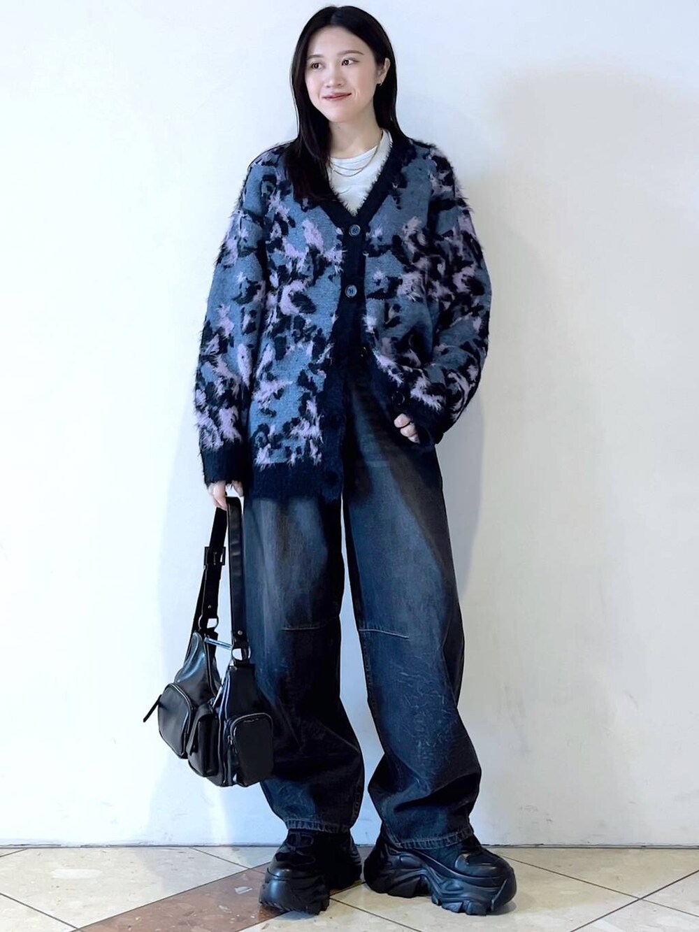 「モード、女子ウケ、着痩せ・細見え、骨格ストレート、個性派、韓国系、メンズライク、ストリート、カジュアル、PAGEBOY、デニムパンツ、PBLIM、カーディガン、冬コーデ」｜「PAGEBOYのプラットチャンキースニーカー（スニーカー、ブラック系）」を使った、misao1130さん（レディース・161cm）の冬コーディネートの5枚目の写真