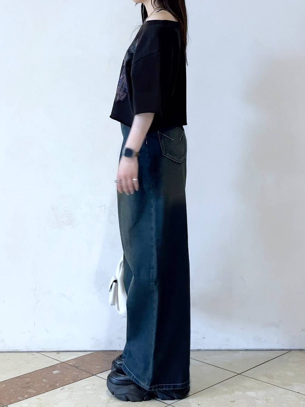 「モード、女子ウケ、着痩せ・細見え、骨格ストレート、個性派、韓国系、メンズライク、ストリート、カジュアル、PAGEBOY、デニムパンツ、Tシャツ、夏コーデ、スニーカー、おでかけ」｜「PAGEBOYのプラットチャンキースニーカー（スニーカー、ブラック系）」を使った、misao1130さん（レディース・161cm）の春コーディネートの7枚目の写真