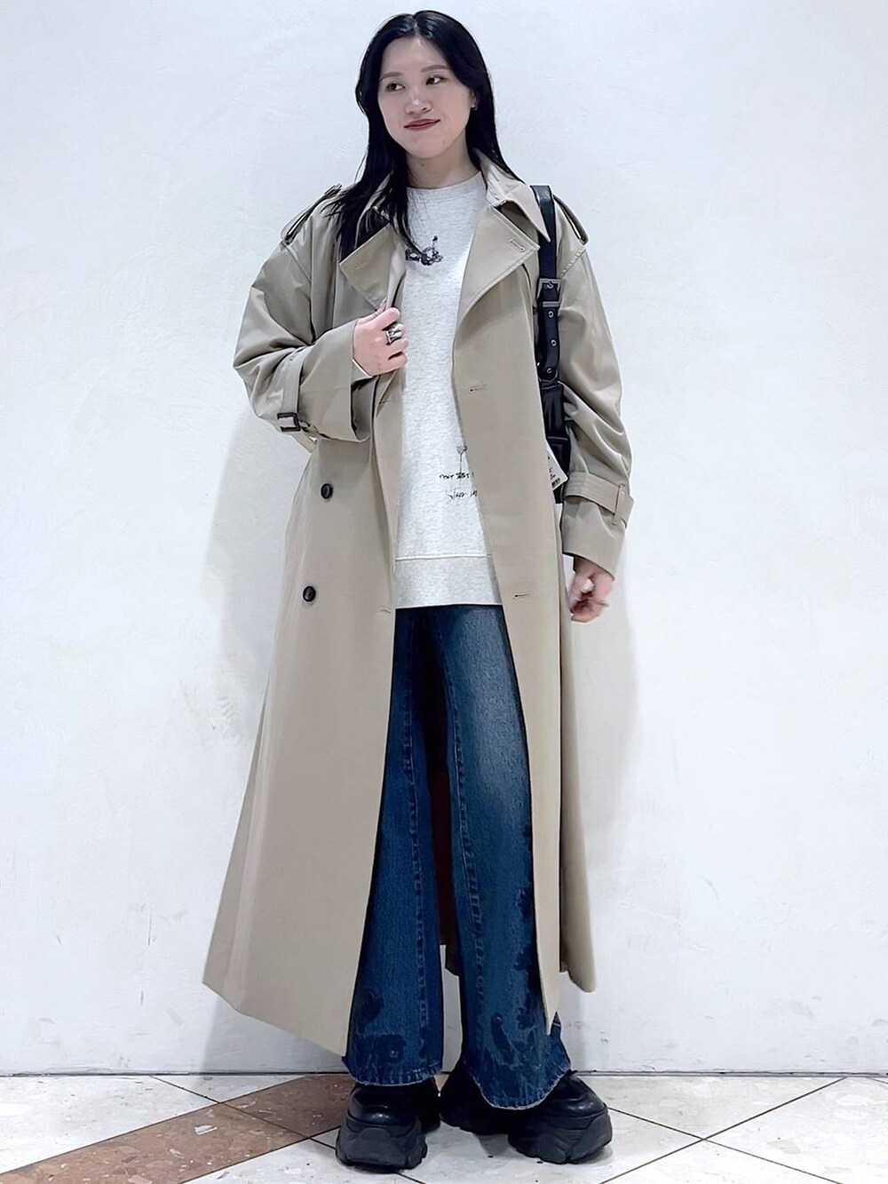 「モード、女子ウケ、着痩せ・細見え、骨格ストレート、個性派、韓国系、メンズライク、ストリート、カジュアル、PAGEBOY、デニムパンツ、トレンチコート、コート、春コーデ、春アウター」｜「PAGEBOYのプラットチャンキースニーカー（スニーカー、ブラック系）」を使った、misao1130さん（レディース・161cm）の冬コーディネートの6枚目の写真