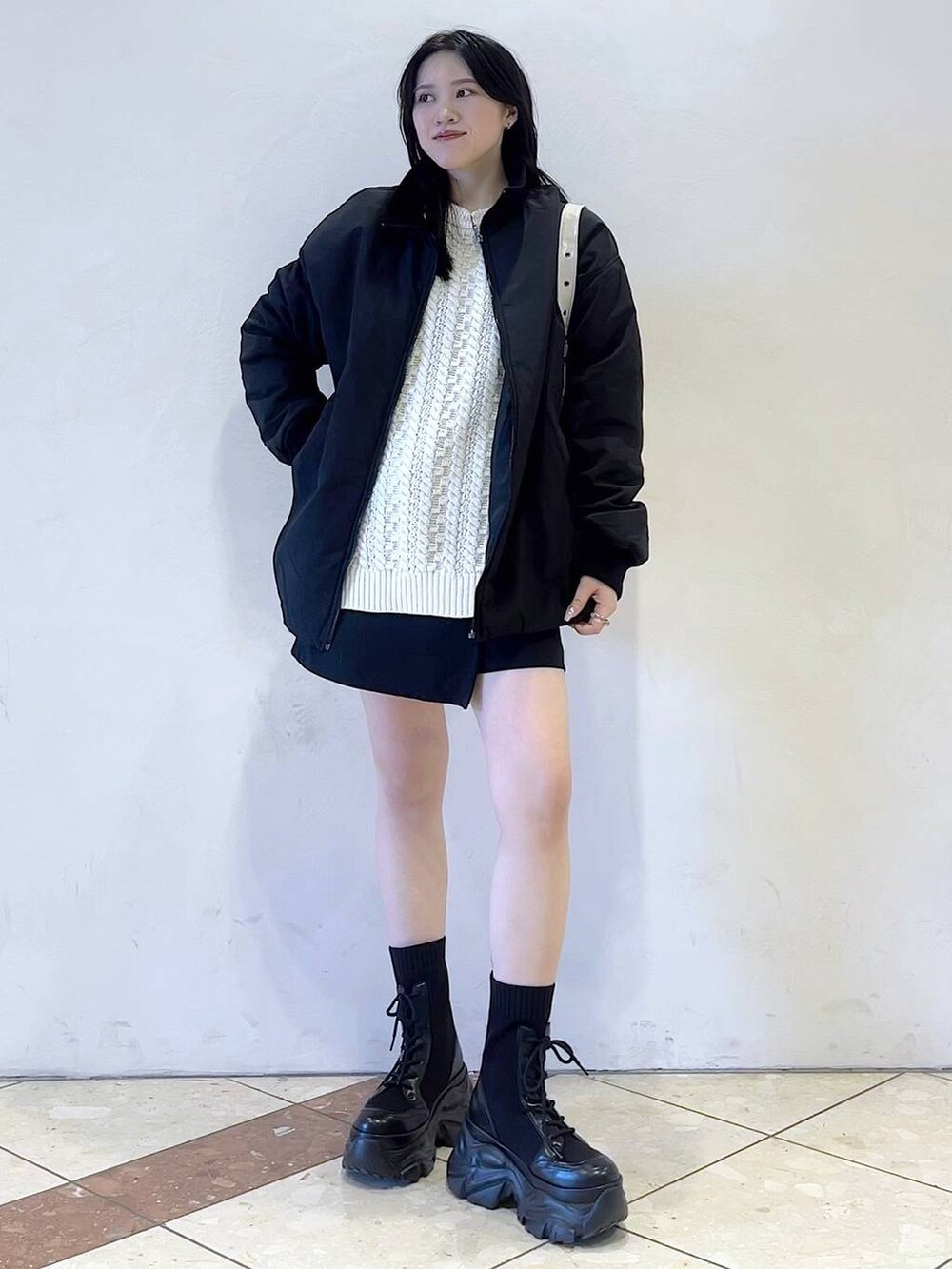 「モード、女子ウケ、着痩せ・細見え、骨格ストレート、個性派、韓国系、メンズライク、ストリート、カジュアル、PAGEBOY、ショートパンツ、アウター、冬コーデ、冬アウター、ニット」｜「PAGEBOYのレースアップソックスブーツ（ブーツ、ブラック系）」を使った、misao1130さん（レディース・161cm）の冬コーディネートの3枚目の写真