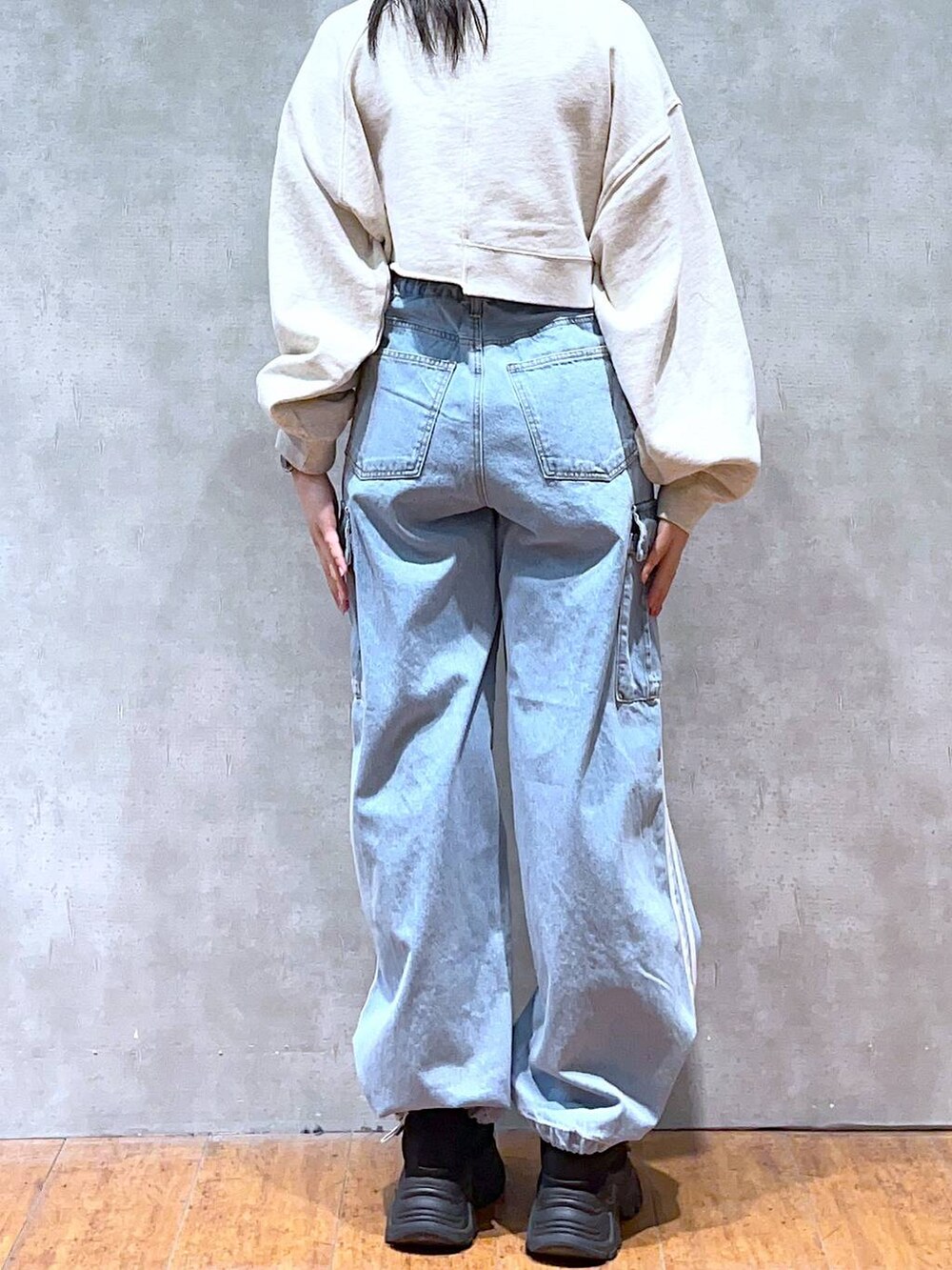 ベージュ系のスウェット、ホワイト系のショルダーバッグ、ブラック系のスニーカーを着用したレディースの春コーディネートの7枚目の写真