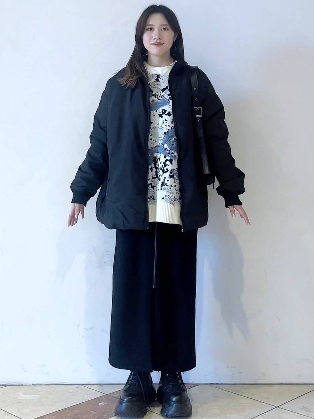 「モード、女子ウケ、着痩せ・細見え、骨格ストレート、個性派、韓国系、メンズライク、ストリート、カジュアル、PAGEBOY、冬コーデ、冬アウター、アウター、MA-1、ブルゾン」｜「PAGEBOYのレースアップソックスブーツ（ブーツ、ブラック系）」を使った、misao1130さん（レディース・161cm）の冬コーディネートの7枚目の写真