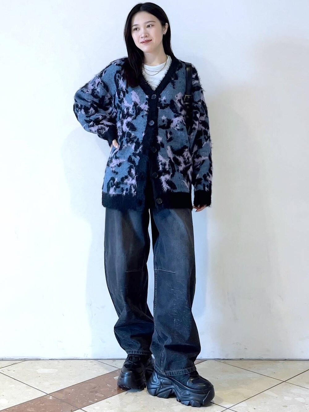 「モード、女子ウケ、着痩せ・細見え、骨格ストレート、個性派、韓国系、メンズライク、ストリート、カジュアル、PAGEBOY、デニムパンツ、PBLIM、カーディガン、冬コーデ」｜「PAGEBOYのプラットチャンキースニーカー（スニーカー、ブラック系）」を使った、misao1130さん（レディース・161cm）の冬コーディネートの2枚目の写真