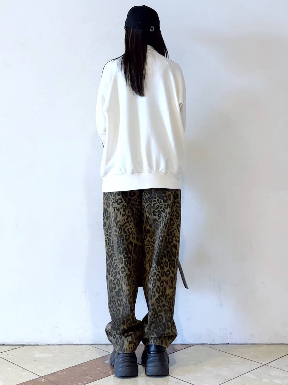 ブラック系のスニーカー、その他のデニムパンツ、ホワイト系のブルゾンを着用したレディースの春コーディネートの7枚目の写真