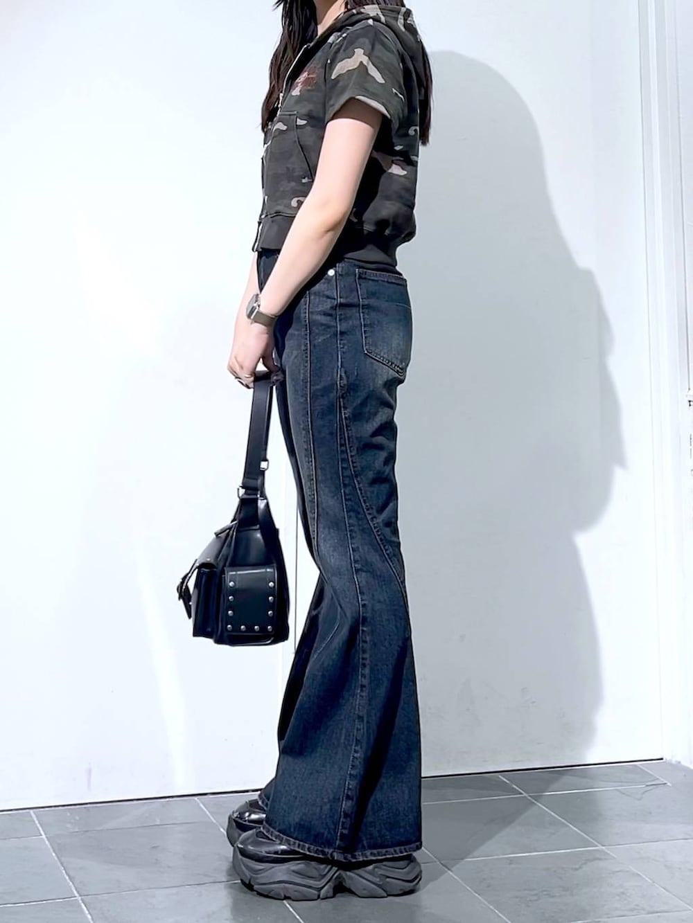 「PAGEBOY、デニムパンツ、PBLIM、夏コーデ、モード、女子ウケ、着痩せ・細見え、骨格ストレート、個性派、韓国系、メンズライク、ストリート、カジュアル」｜「PAGEBOYのプラットチャンキースニーカー（スニーカー、ブラック系）」を使った、misao1130さん（レディース・161cm）の夏コーディネートの7枚目の写真