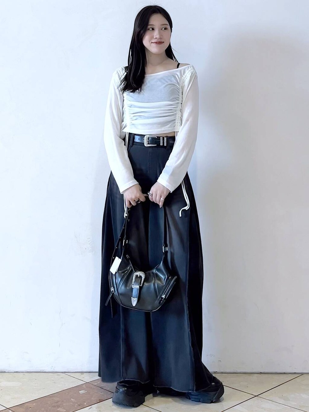 「モード、女子ウケ、着痩せ・細見え、骨格ストレート、個性派、韓国系、メンズライク、ストリート、カジュアル、PAGEBOY、デニムパンツ、夏コーデ、おでかけ、デートコーデ、スニーカー」｜「PAGEBOYのプラットチャンキースニーカー（スニーカー、ブラック系）」を使った、misao1130さん（レディース・161cm）の春コーディネートの3枚目の写真