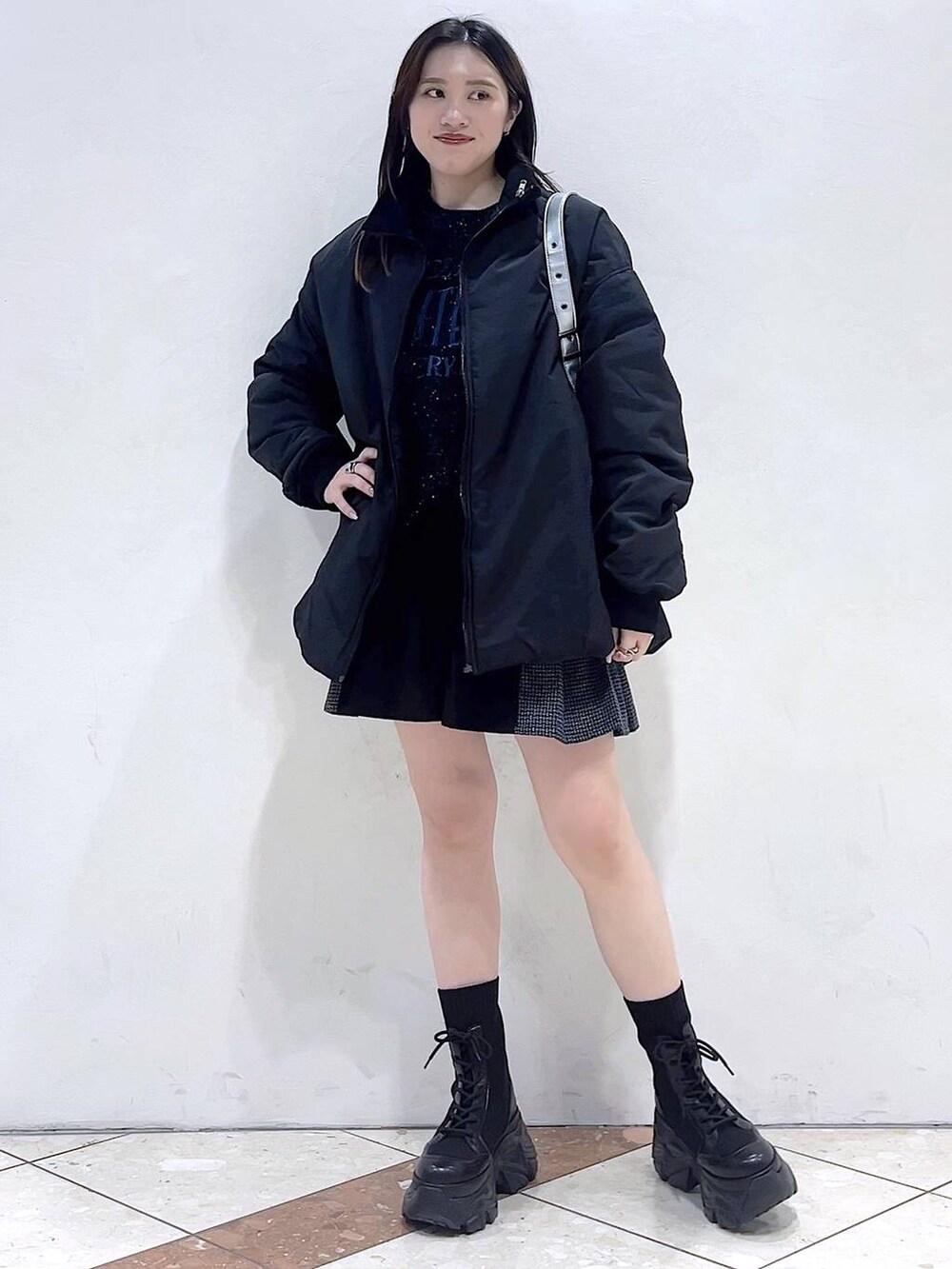 「モード、女子ウケ、着痩せ・細見え、骨格ストレート、個性派、韓国系、メンズライク、ストリート、カジュアル、PAGEBOY、アウター、冬コーデ、冬アウター、ニット、ブーツ」｜「PAGEBOYのレースアップソックスブーツ（ブーツ、ブラック系）」を使った、misao1130さん（レディース・161cm）の冬コーディネートの3枚目の写真
