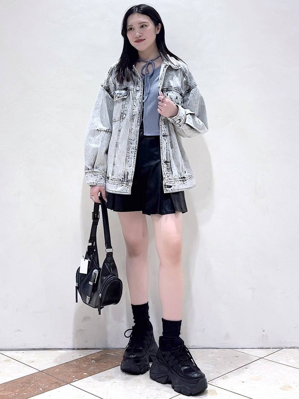 「モード、女子ウケ、着痩せ・細見え、骨格ストレート、個性派、韓国系、メンズライク、ストリート、カジュアル、PAGEBOY、デニムジャケット、ショートパンツ、レザー、春コーデ、春アウター」｜「PAGEBOYのプラットチャンキースニーカー（スニーカー、ブラック系）」を使った、misao1130さん（レディース・161cm）の春コーディネートの5枚目の写真