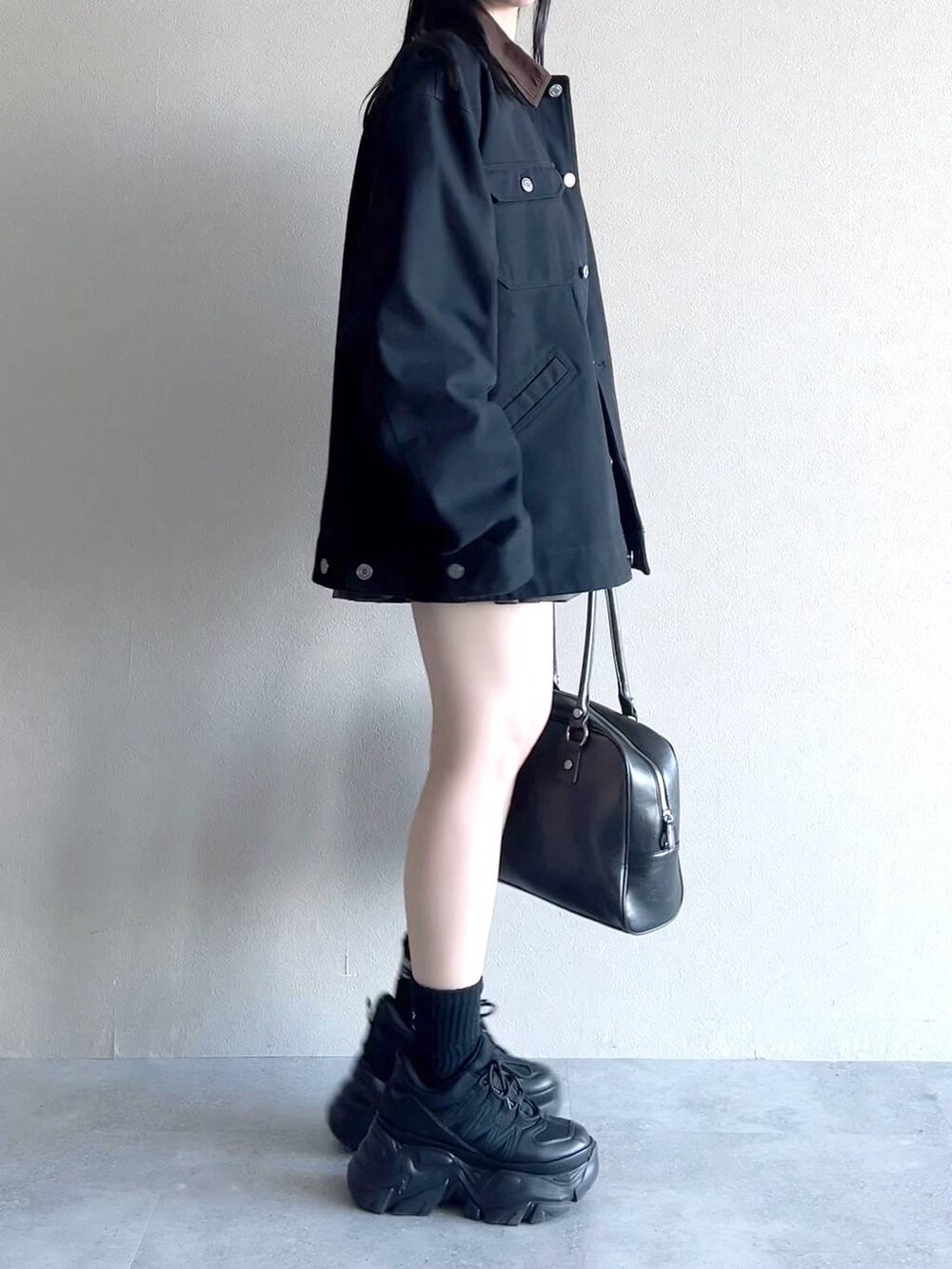 「モード、女子ウケ、着痩せ・細見え、骨格ストレート、個性派、韓国系、メンズライク、ストリート、カジュアル、PAGEBOY、アウター、春アウター、春コーデ、PBLIM、スウェット」｜「PAGEBOYのプラットチャンキースニーカー（スニーカー、ブラック系）」を使った、misao1130さん（レディース・161cm）の冬コーディネートの7枚目の写真