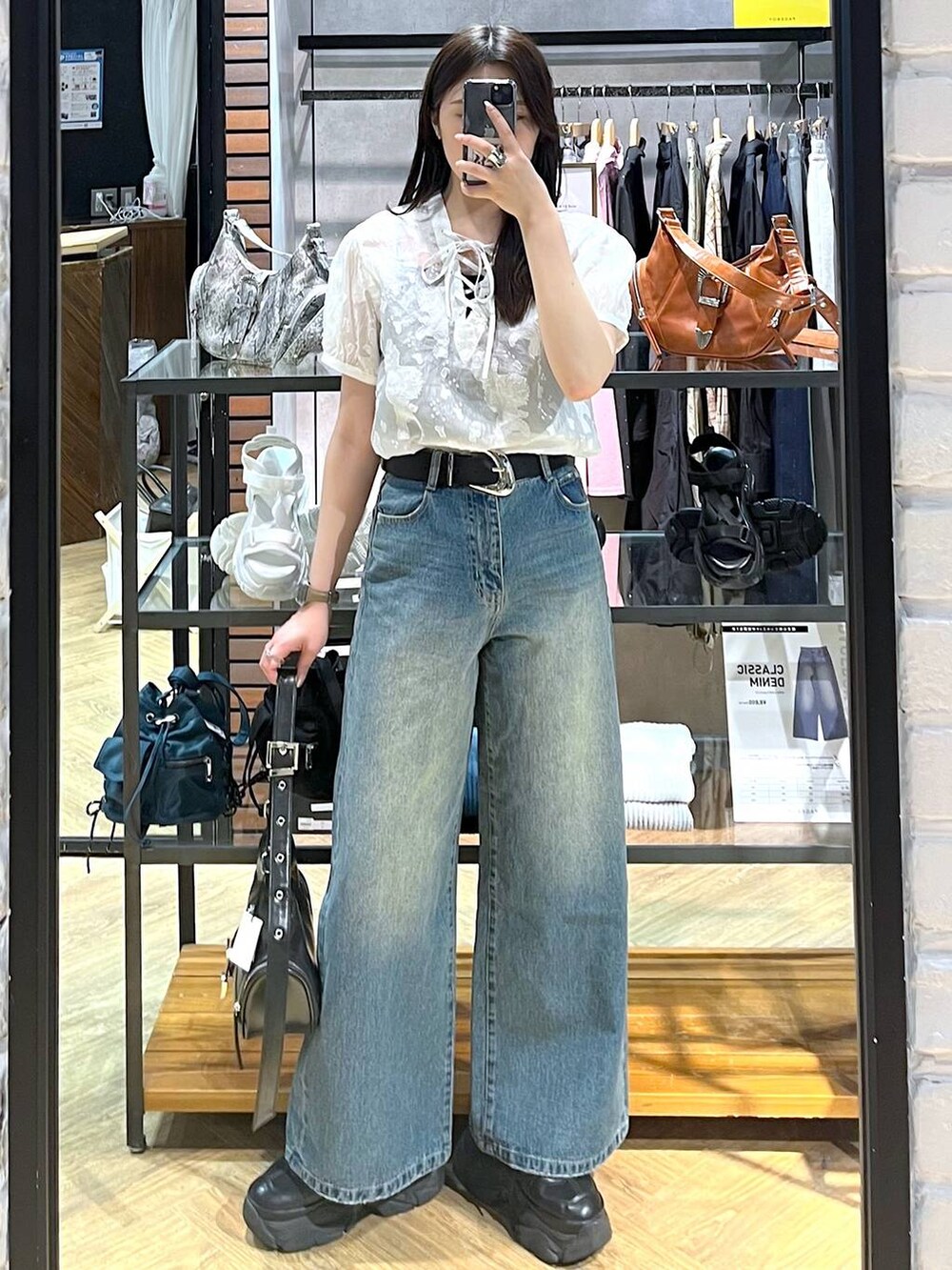 「モード、女子ウケ、着痩せ・細見え、骨格ストレート、個性派、韓国系、メンズライク、ストリート、カジュアル、PAGEBOY、デニムパンツ、ブラウス、夏コーデ、スニーカー、大人カジュアル」｜「PAGEBOYのプラットチャンキースニーカー（スニーカー、ブラック系）」を使った、misao1130さん（レディース・161cm）の春コーディネートの2枚目の写真