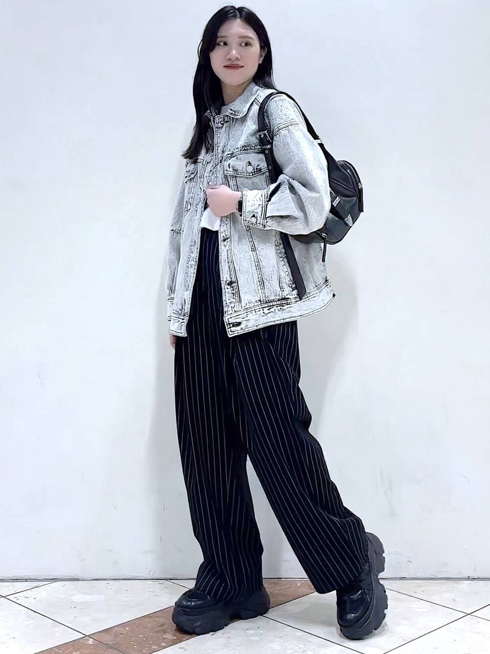 「モード、女子ウケ、着痩せ・細見え、骨格ストレート、個性派、韓国系、メンズライク、ストリート、カジュアル、PAGEBOY、PBLIM、デニムジャケット、おでかけ、春コーデ、春アウター」｜「PAGEBOYのプラットチャンキースニーカー（スニーカー、ブラック系）」を使った、misao1130さん（レディース・161cm）の春コーディネートの2枚目の写真