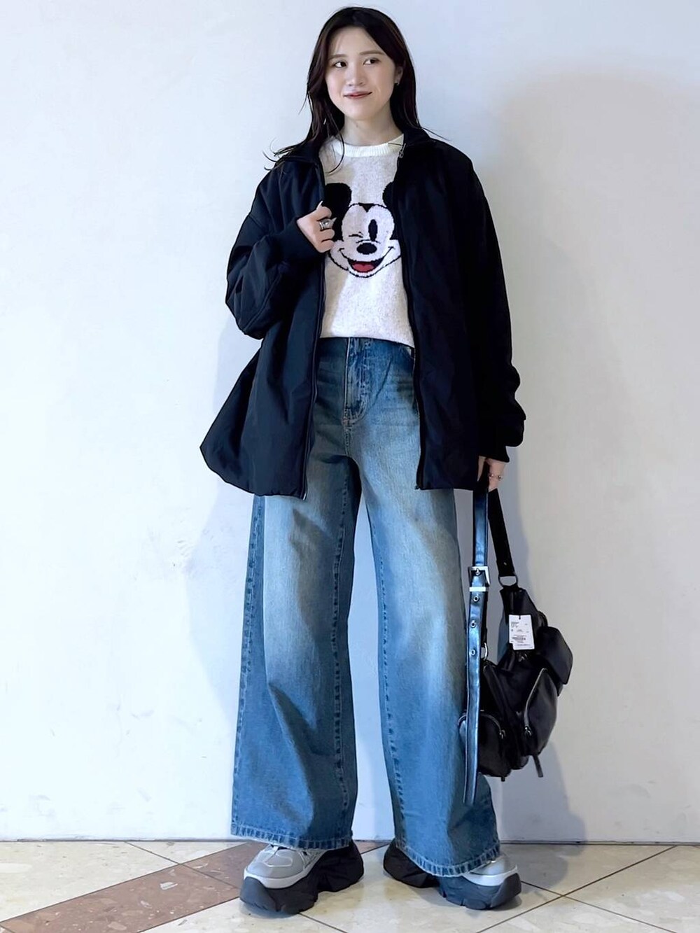 「モード、女子ウケ、着痩せ・細見え、骨格ストレート、個性派、韓国系、メンズライク、ストリート、カジュアル、PAGEBOY、デニムパンツ、アウター、冬アウター、ニット、冬コーデ」｜「PAGEBOYのプラットチャンキースニーカー（スニーカー、グレー系）」を使った、misao1130さん（レディース・161cm）の冬コーディネートの5枚目の写真