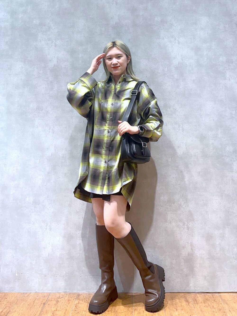 ブラウン系のブーツ、ブラック系のショルダーバッグ、グリーン系のシャツ/ブラウスを着用したレディースの秋コーディネートの2枚目の写真