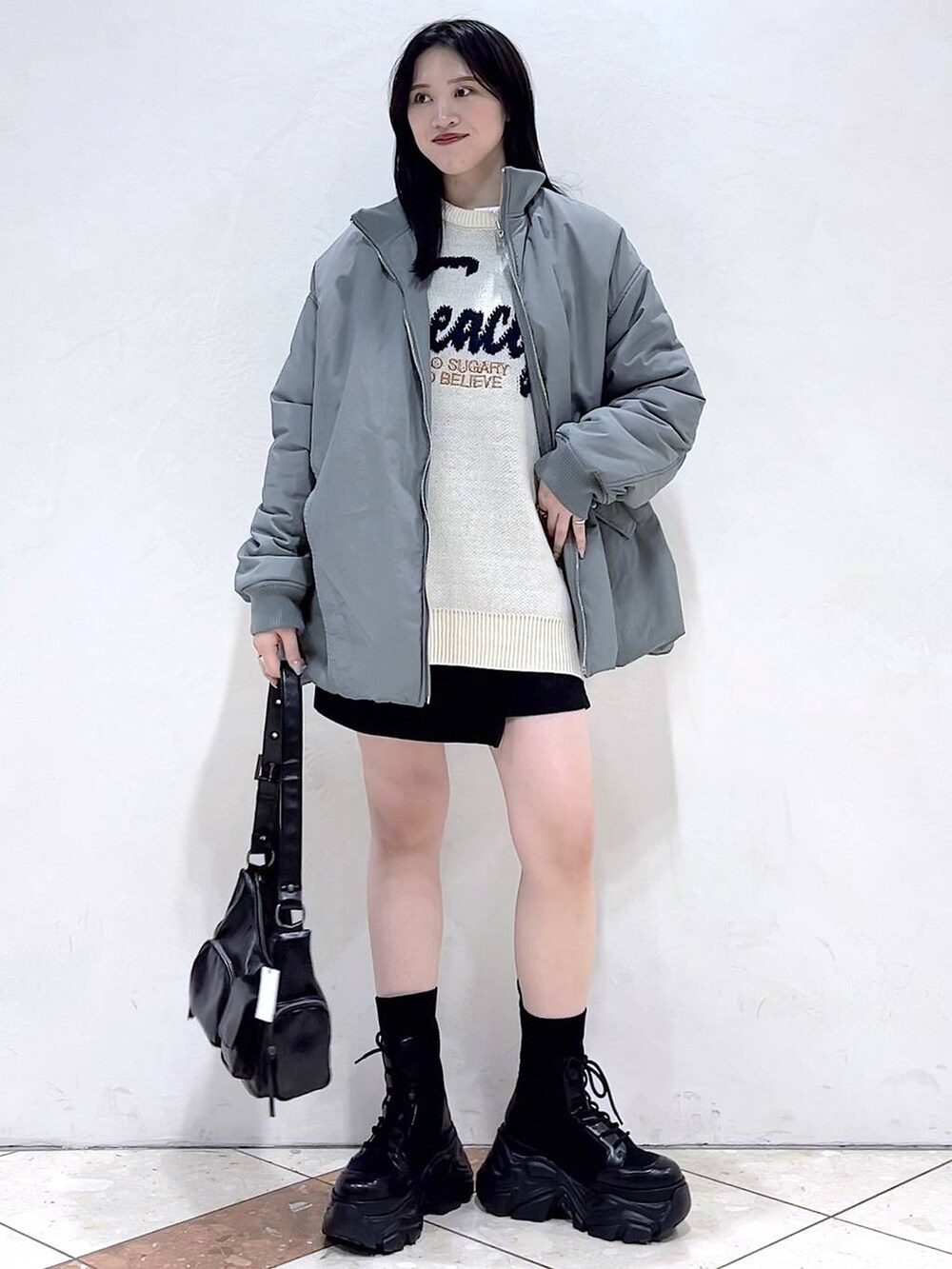 「モード、女子ウケ、着痩せ・細見え、骨格ストレート、個性派、韓国系、ストリート、メンズライク、カジュアル、PAGEBOY、冬コーデ、冬アウター、ニット、MA-1、おでかけ」｜「PAGEBOYのレースアップソックスブーツ（ブーツ、ブラック系）」を使った、misao1130さん（レディース・161cm）の冬コーディネートの2枚目の写真