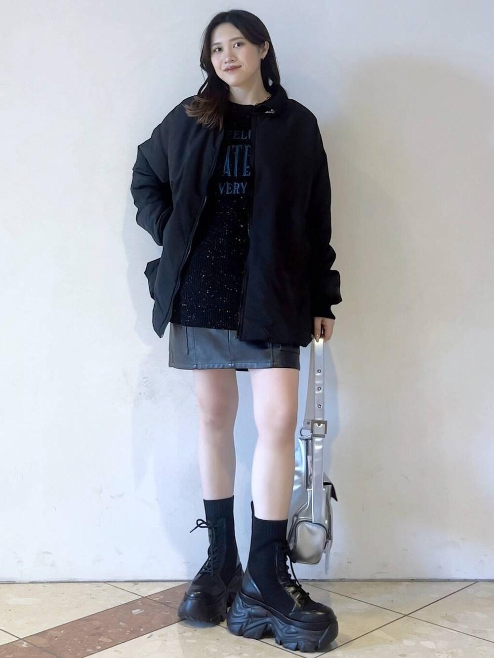 「モード、女子ウケ、着痩せ・細見え、骨格ストレート、個性派、韓国系、メンズライク、ストリート、カジュアル、PAGEBOY、ニット、アウター、冬アウター、ブーツ」｜「PAGEBOYのレースアップソックスブーツ（ブーツ、ブラック系）」を使った、misao1130さん（レディース・161cm）の冬コーディネートの2枚目の写真