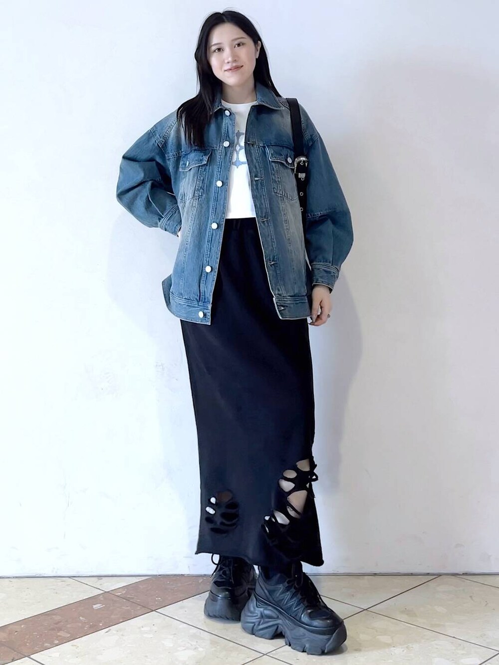 「モード、着痩せ・細見え、デニムジャケット、アウター、おでかけ、女子ウケ、骨格ストレート、個性派、韓国系、メンズライク、ストリート、カジュアル、PAGEBOY、スカート、春コーデ」｜「PAGEBOYのプラットチャンキースニーカー（スニーカー、ブラック系）」を使った、misao1130さん（レディース・161cm）の冬コーディネートの4枚目の写真