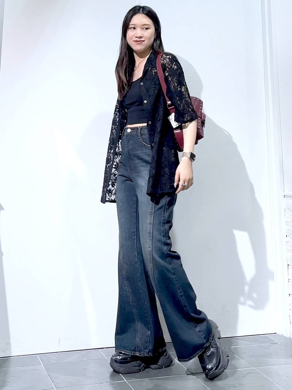 「モード、女子ウケ、着痩せ・細見え、骨格ストレート、個性派、韓国系、メンズライク、ストリート、カジュアル、PAGEBOY、デニムパンツ、シャツワンピース、夏コーデ、おでかけ、大人カジュアル」｜「PAGEBOYのプラットチャンキースニーカー（スニーカー、ブラック系）」を使った、misao1130さん（レディース・161cm）の夏コーディネートの3枚目の写真