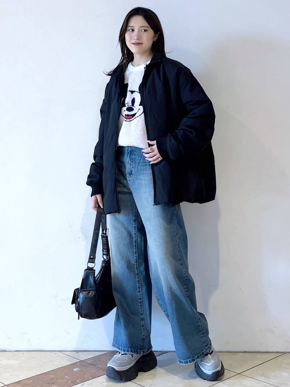 「モード、女子ウケ、着痩せ・細見え、骨格ストレート、個性派、韓国系、メンズライク、ストリート、カジュアル、PAGEBOY、デニムパンツ、アウター、冬アウター、ニット、冬コーデ」｜「PAGEBOYのプラットチャンキースニーカー（スニーカー、グレー系）」を使った、misao1130さん（レディース・161cm）の冬コーディネートの4枚目の写真