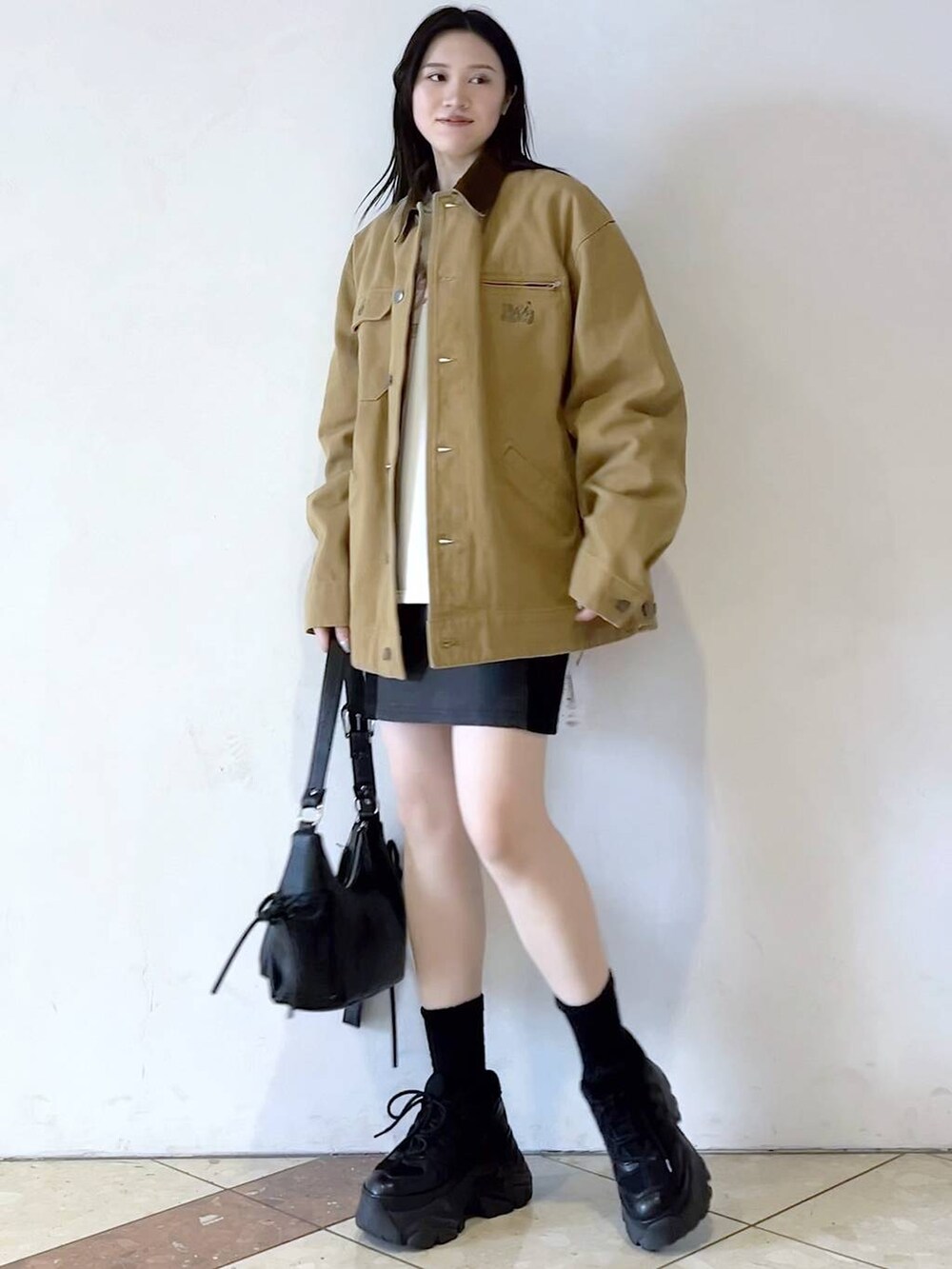 「モード、女子ウケ、着痩せ・細見え、骨格ストレート、個性派、韓国系、メンズライク、ストリート、カジュアル、PBLIM、春コーデ、春アウター、おでかけ、PAGEBOY」｜「PAGEBOYのプラットチャンキースニーカー（スニーカー、ブラック系）」を使った、misao1130さん（レディース・161cm）の冬コーディネートの6枚目の写真