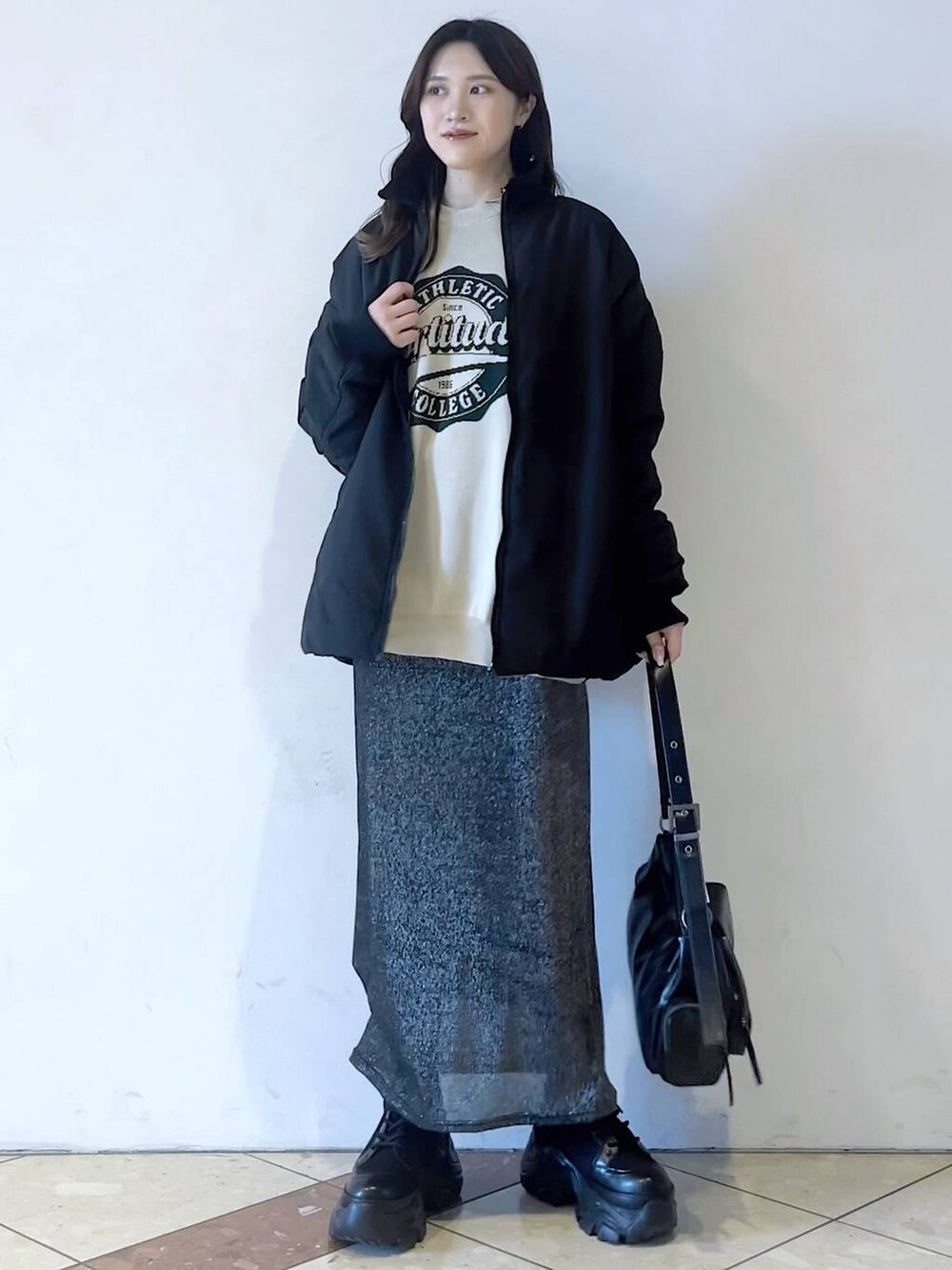 「モード、女子ウケ、着痩せ・細見え、骨格ストレート、個性派、韓国系、メンズライク、スカート、冬アウター、冬コーデ、MA-1、ニット、ブーツ、おでかけ、PAGEBOY」｜「PAGEBOYのレースアップソックスブーツ（ブーツ、ブラック系）」を使った、misao1130さん（レディース・161cm）の冬コーディネートの3枚目の写真