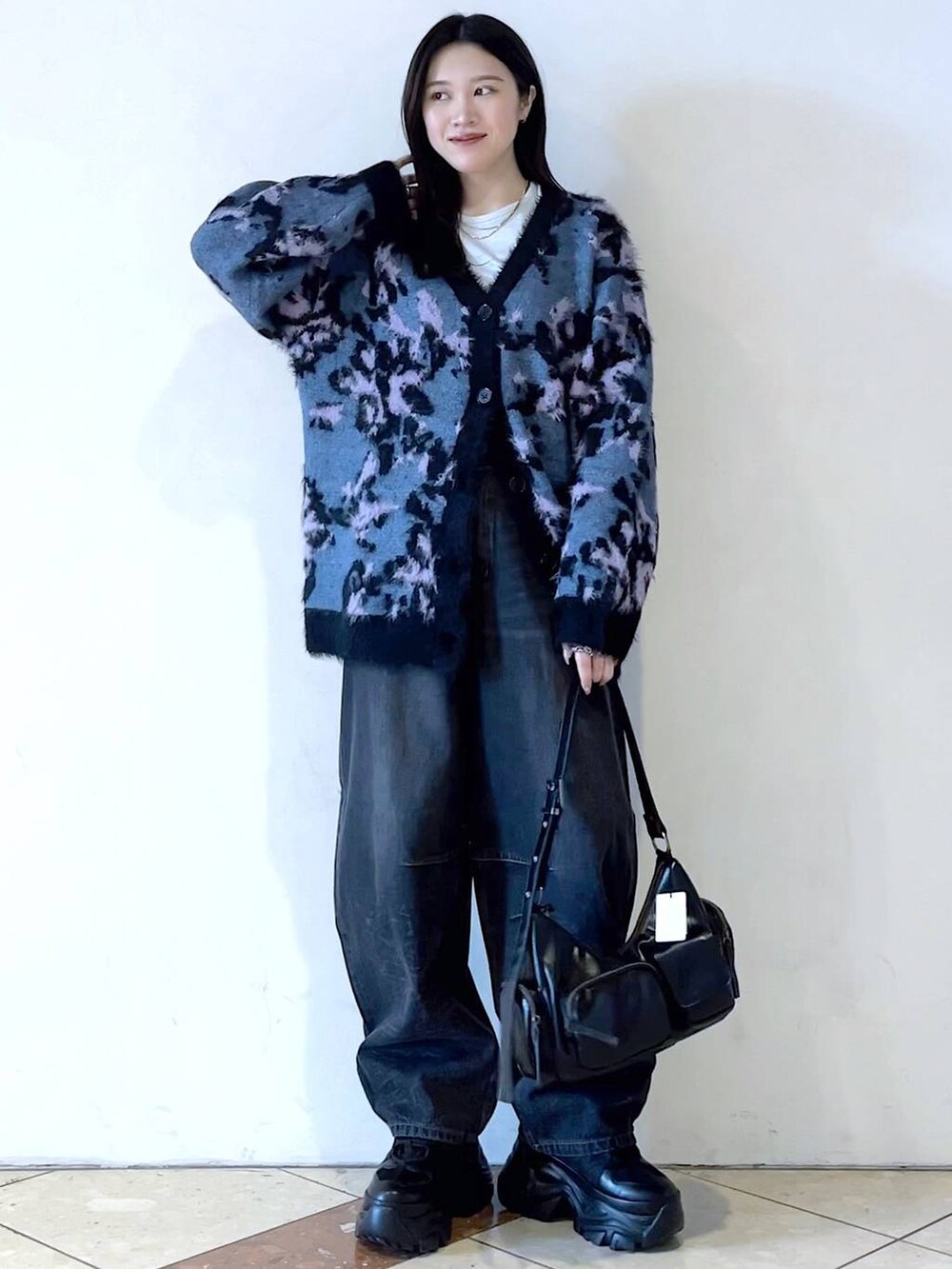 「モード、女子ウケ、着痩せ・細見え、骨格ストレート、個性派、韓国系、メンズライク、ストリート、カジュアル、PAGEBOY、デニムパンツ、PBLIM、カーディガン、冬コーデ」｜「PAGEBOYのプラットチャンキースニーカー（スニーカー、ブラック系）」を使った、misao1130さん（レディース・161cm）の冬コーディネートの3枚目の写真