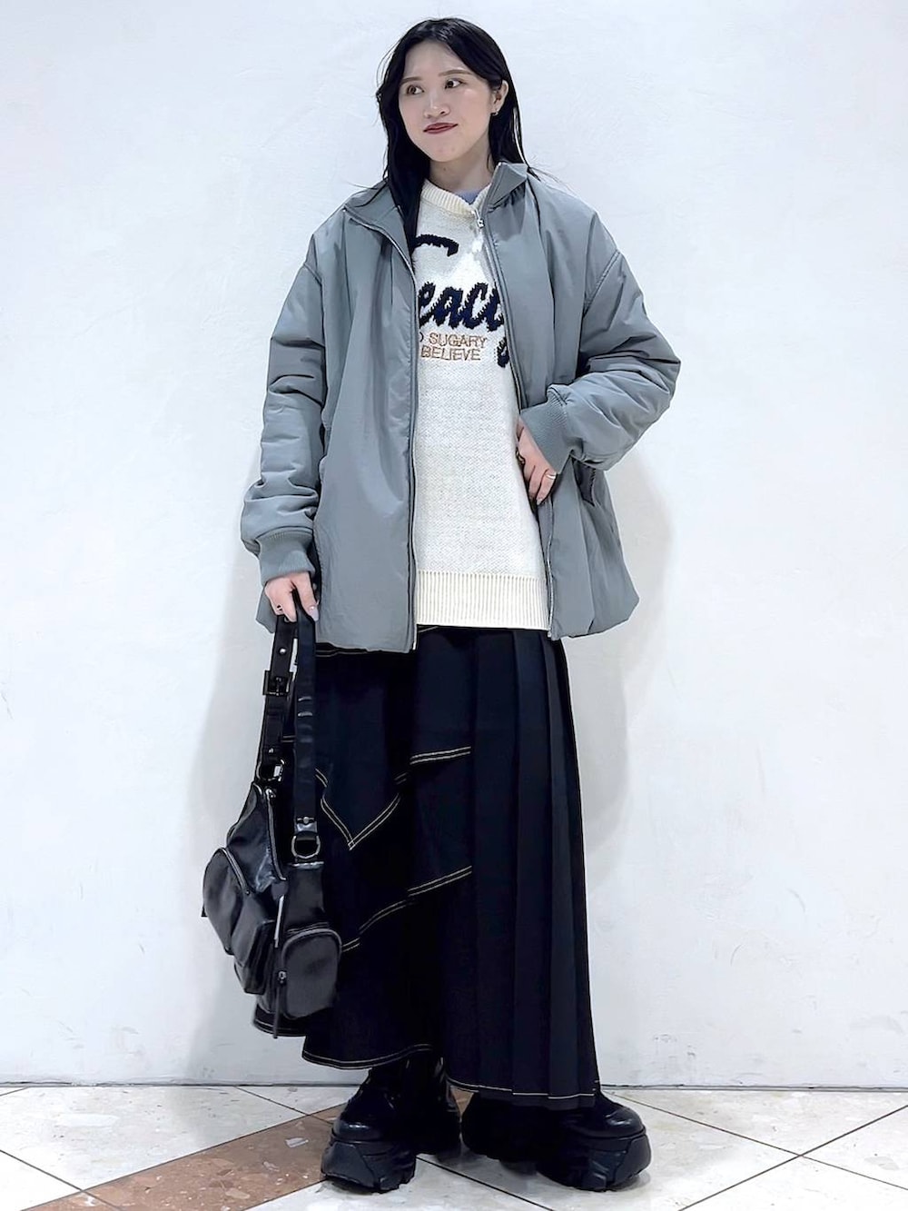 「モード、女子ウケ、着痩せ・細見え、骨格ストレート、個性派、韓国系、メンズライク、ストリート、カジュアル、PAGEBOY、アウター、冬コーデ、冬アウター、MA-1、スカート」｜「PAGEBOYのレースアップソックスブーツ（ブーツ、ブラック系）」を使った、misao1130さん（レディース・161cm）の冬コーディネートの7枚目の写真