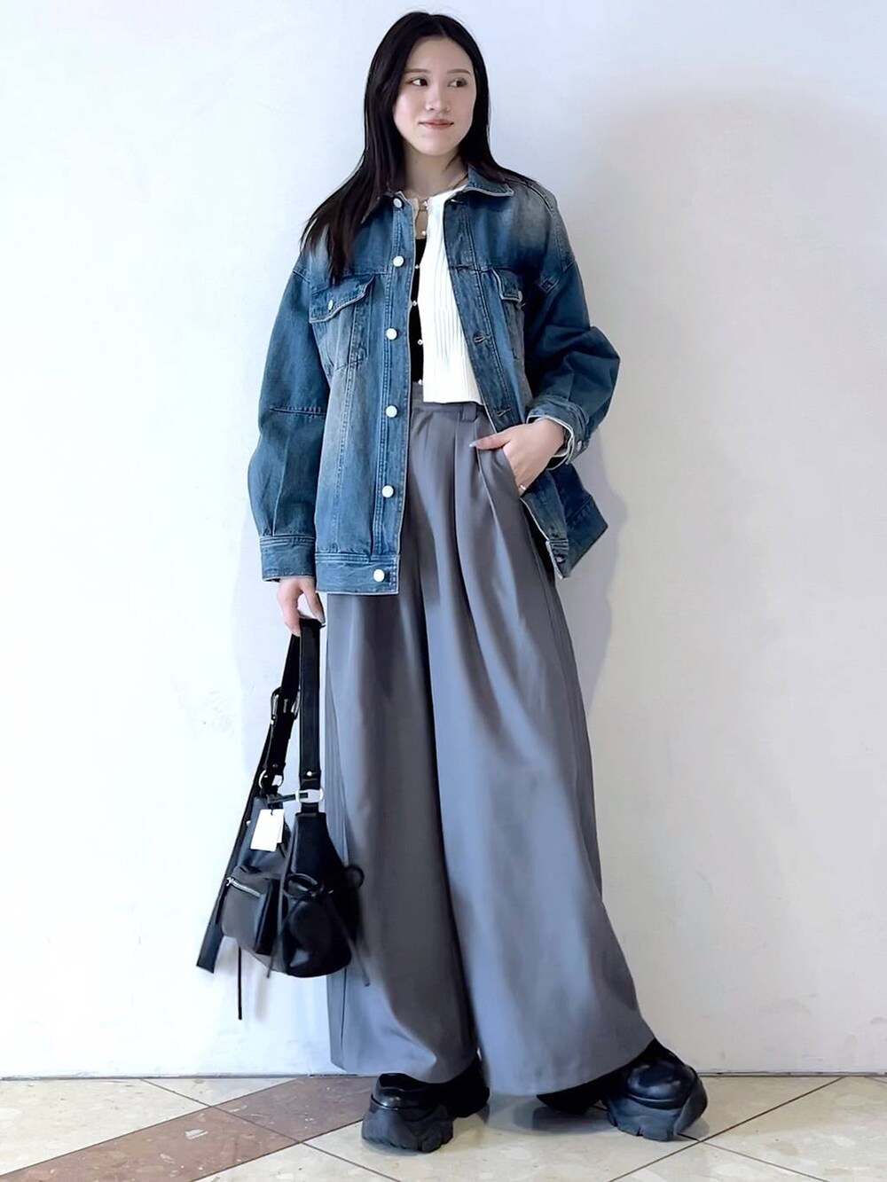 「おでかけ、モード、女子ウケ、着痩せ・細見え、骨格ストレート、個性派、韓国系、メンズライク、ストリート、カジュアル、PAGEBOY、デニムジャケット、スラックス、春コーデ、春アウター」｜「PAGEBOYのプラットチャンキースニーカー（スニーカー、ブラック系）」を使った、misao1130さん（レディース・161cm）の冬コーディネートの4枚目の写真