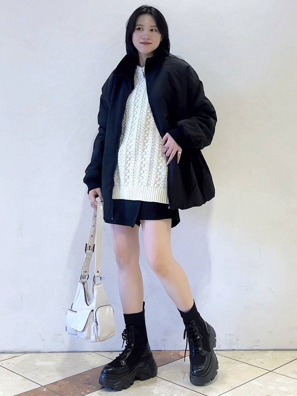 「モード、女子ウケ、着痩せ・細見え、骨格ストレート、個性派、韓国系、メンズライク、ストリート、カジュアル、PAGEBOY、ショートパンツ、アウター、冬コーデ、冬アウター、ニット」｜「PAGEBOYのレースアップソックスブーツ（ブーツ、ブラック系）」を使った、misao1130さん（レディース・161cm）の冬コーディネートの4枚目の写真