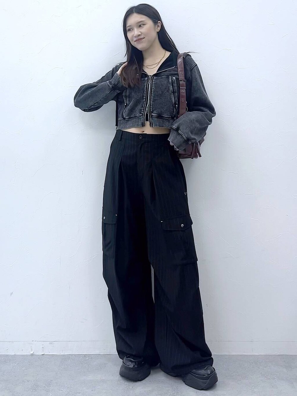 「女子ウケ、着痩せ・細見え、骨格ストレート、メンズライク、Anui、パーカー、秋コーデ、モード、PAGEBOY、個性派、韓国系、ストリート、カジュアル」｜「PAGEBOYのプラットチャンキースニーカー（スニーカー、ブラック系）」を使った、misao1130さん（レディース・161cm）の夏コーディネートの7枚目の写真