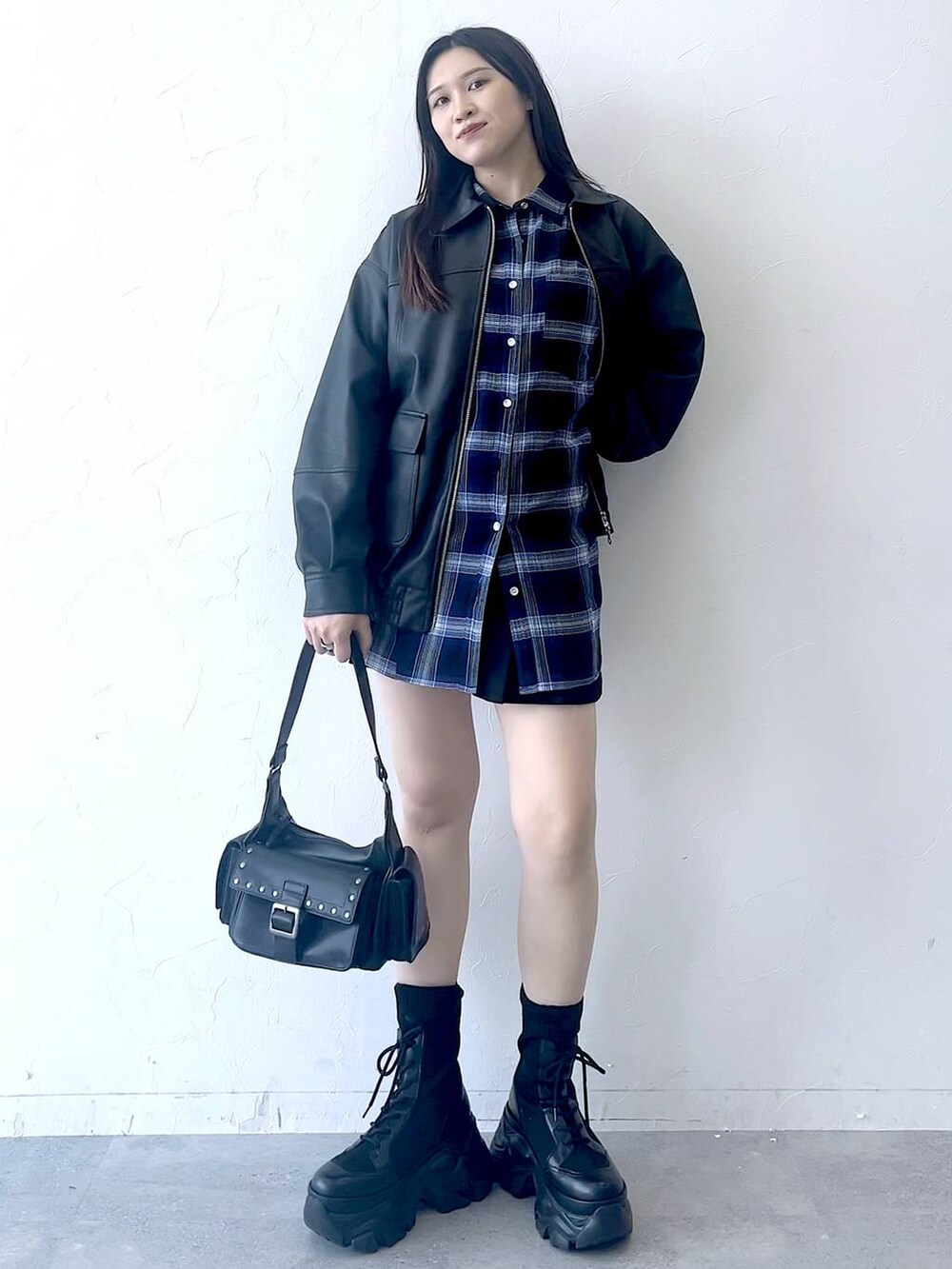 「モード、女子ウケ、着痩せ・細見え、骨格ストレート、個性派、韓国系、メンズライク、ストリート、カジュアル、PAGEBOY、シャツ、レザー、ジャケット、アウター、ブルゾン」｜「PAGEBOYのレースアップソックスブーツ（ブーツ、ブラック系）」を使った、misao1130さん（レディース・161cm）の夏コーディネートの2枚目の写真