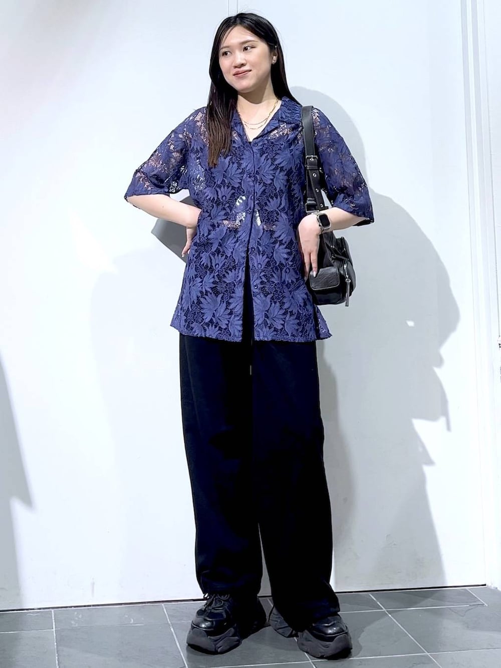 「モード、女子ウケ、着痩せ・細見え、骨格ストレート、個性派、韓国系、メンズライク、ストリート、カジュアル、PAGEBOY、スウェットパンツ、シャツ、夏コーデ、スニーカー」｜「PAGEBOYのプラットチャンキースニーカー（スニーカー、ブラック系）」を使った、misao1130さん（レディース・161cm）の夏コーディネートの3枚目の写真