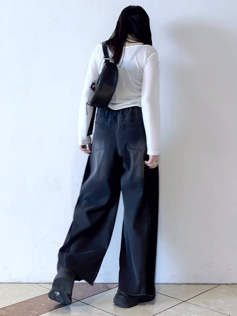 「モード、女子ウケ、着痩せ・細見え、骨格ストレート、個性派、韓国系、メンズライク、ストリート、カジュアル、PAGEBOY、デニムパンツ、夏コーデ、おでかけ、デートコーデ、スニーカー」｜「PAGEBOYのプラットチャンキースニーカー（スニーカー、ブラック系）」を使った、misao1130さん（レディース・161cm）の春コーディネートの9枚目の写真