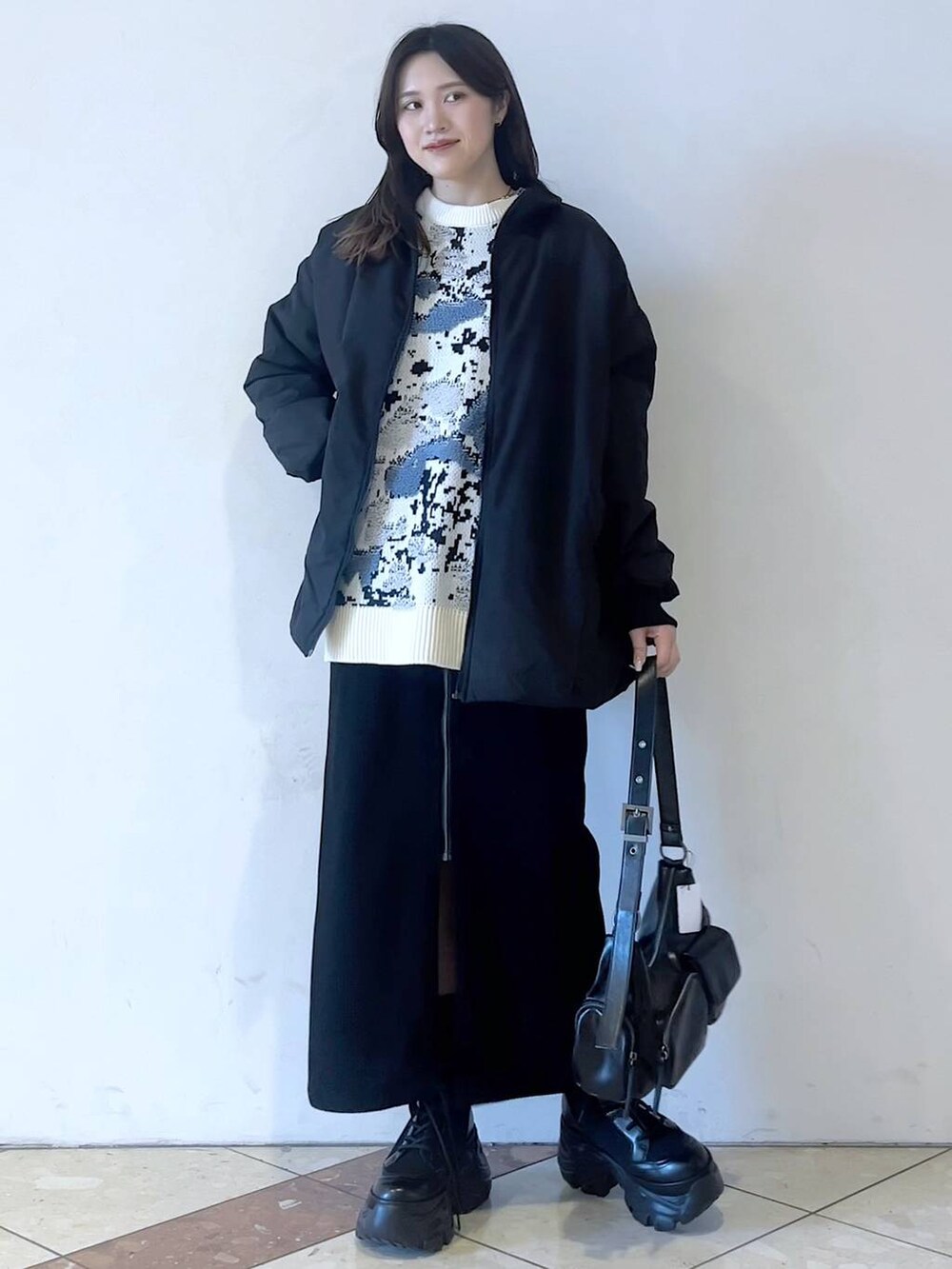 「モード、女子ウケ、着痩せ・細見え、骨格ストレート、個性派、韓国系、メンズライク、ストリート、カジュアル、PAGEBOY、冬コーデ、冬アウター、アウター、MA-1、ブルゾン」｜「PAGEBOYのレースアップソックスブーツ（ブーツ、ブラック系）」を使った、misao1130さん（レディース・161cm）の冬コーディネートの4枚目の写真