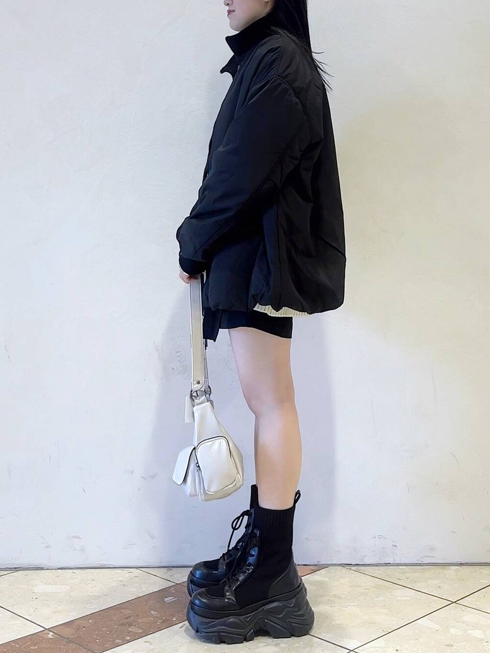 「モード、女子ウケ、着痩せ・細見え、骨格ストレート、個性派、韓国系、メンズライク、ストリート、カジュアル、PAGEBOY、ショートパンツ、アウター、冬コーデ、冬アウター、ニット」｜「PAGEBOYのレースアップソックスブーツ（ブーツ、ブラック系）」を使った、misao1130さん（レディース・161cm）の冬コーディネートの7枚目の写真