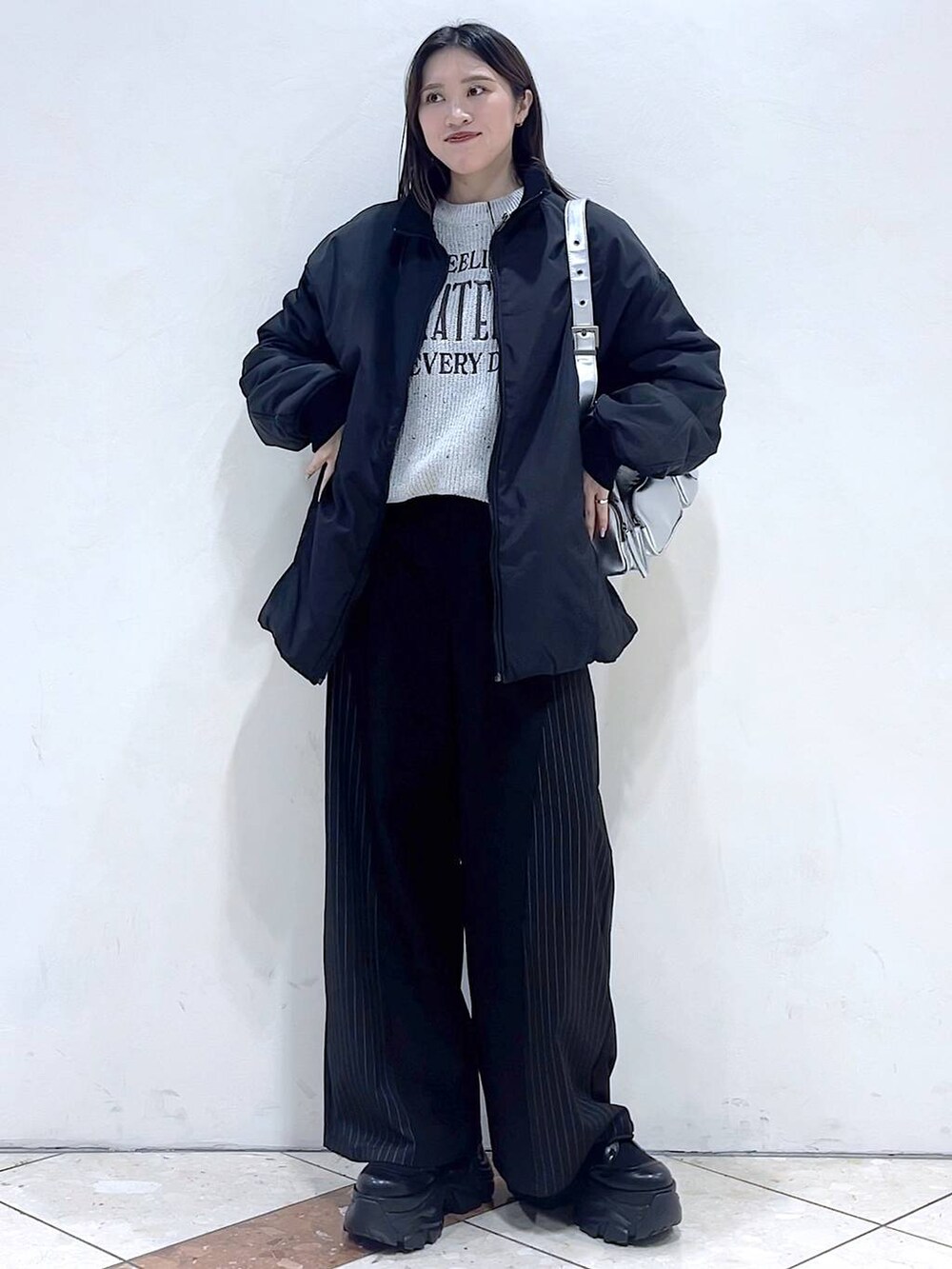 「ストリート、カジュアル、モード、女子ウケ、着痩せ・細見え、骨格ストレート、個性派、韓国系、メンズライク、PAGEBOY、スラックス、ニット、アウター、冬コーデ、冬アウター」｜「PAGEBOYのレースアップソックスブーツ（ブーツ、ブラック系）」を使った、misao1130さん（レディース・161cm）の冬コーディネートの4枚目の写真