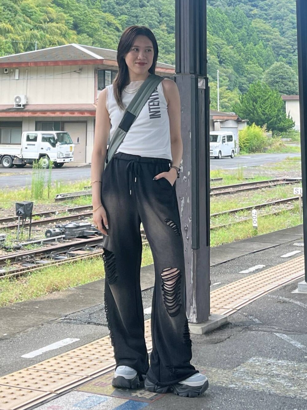「モード、女子ウケ、着痩せ・細見え、骨格ストレート、メンズライク、PAGEBOY、Anui、スウェットパンツ、個性派、韓国系、ストリート、カジュアル」｜「PAGEBOYのプラットチャンキースニーカー（スニーカー、グレー系）」を使った、misao1130さん（レディース・161cm）の夏コーディネートの3枚目の写真