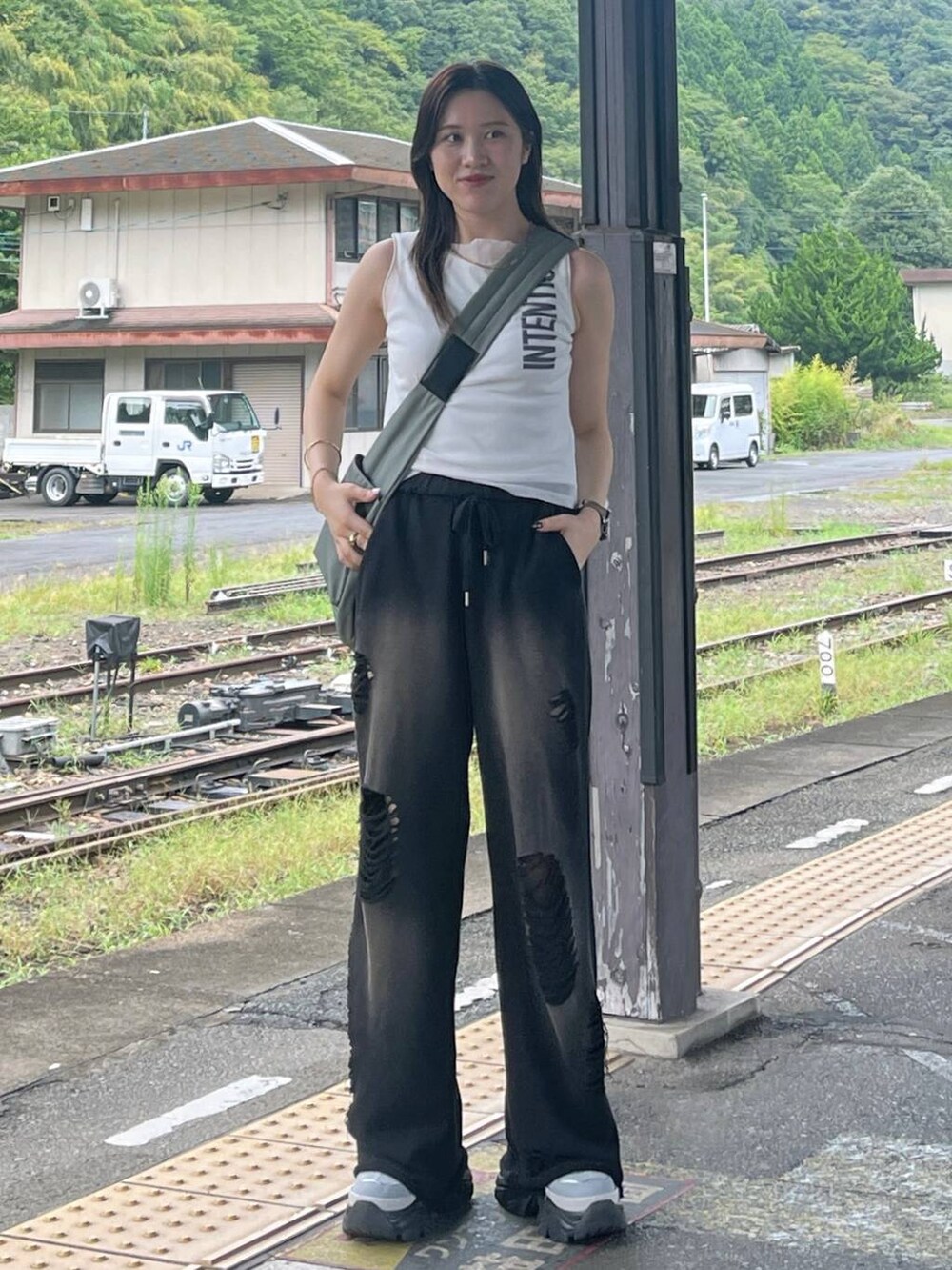 「モード、女子ウケ、着痩せ・細見え、骨格ストレート、メンズライク、PAGEBOY、Anui、スウェットパンツ、個性派、韓国系、ストリート、カジュアル」｜「PAGEBOYのプラットチャンキースニーカー（スニーカー、グレー系）」を使った、misao1130さん（レディース・161cm）の夏コーディネートの2枚目の写真