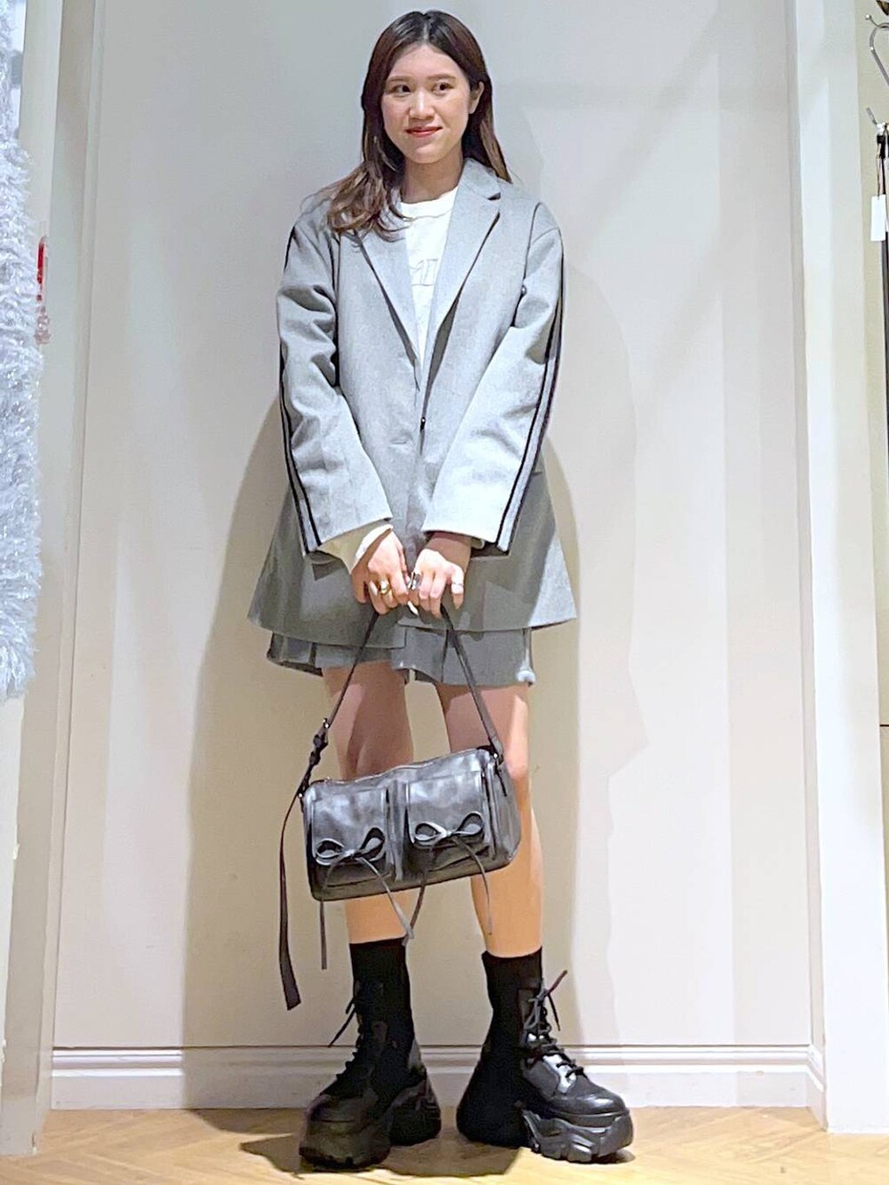 ブラック系のショルダーバッグ、ブラック系のブーツ、ブラック系のその他パンツを着用したレディースの秋コーディネートの7枚目の写真