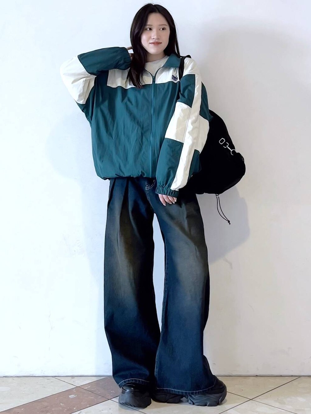 「モード、女子ウケ、着痩せ・細見え、骨格ストレート、個性派、韓国系、メンズライク、ストリート、カジュアル、PAGEBOY、デニムパンツ、PB_HappyDenimDays、PBLIM、トラックジャケット、春コーデ」｜「PAGEBOYのプラットチャンキースニーカー（スニーカー、ブラック系）」を使った、misao1130さん（レディース・161cm）の春コーディネートの5枚目の写真