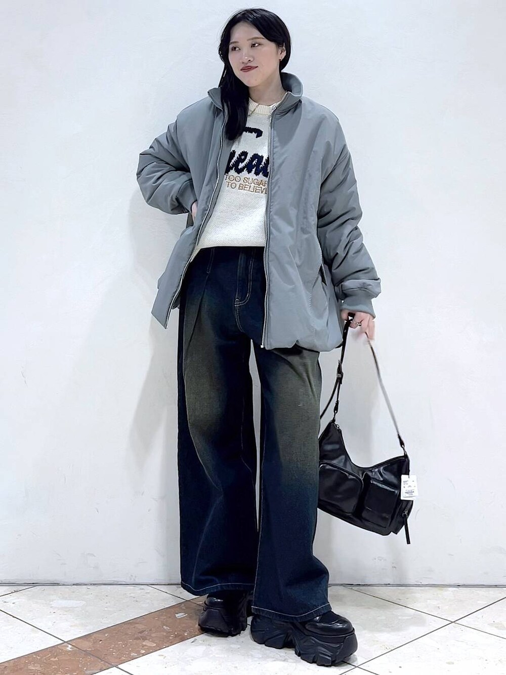 「モード、女子ウケ、着痩せ・細見え、韓国系、ストリート、カジュアル、骨格ストレート、個性派、メンズライク、PAGEBOY、デニムパンツ、アウター、MA-1、ブルゾン、冬コーデ」｜「PAGEBOYのレースアップソックスブーツ（ブーツ、ブラック系）」を使った、misao1130さん（レディース・161cm）の冬コーディネートの3枚目の写真