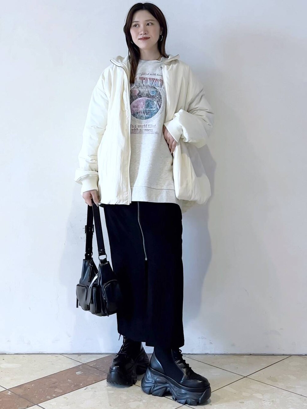 「モード、女子ウケ、着痩せ・細見え、骨格ストレート、個性派、韓国系、メンズライク、ストリート、カジュアル、PAGEBOY、スカート、アウター、冬コーデ、スウェット」｜「PAGEBOYのレースアップソックスブーツ（ブーツ、ブラック系）」を使った、misao1130さん（レディース・161cm）の秋コーディネートの4枚目の写真